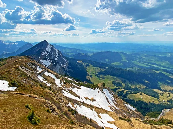 İsviçre 'nin Pilatus, Alpnach - Obwalden Kantonu, İsviçre' nin (Kanton Obwalden, Schweiz) dağlarındaki Gnepfstein Mittagguepfi veya Gnepfstein Mittaggupfi zirvesinden güzel manzara)