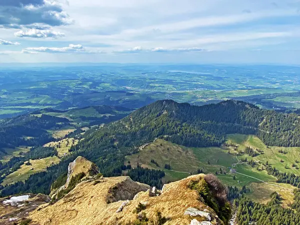 İsviçre 'nin Pilatus, Alpnach - Obwalden Kantonu, İsviçre' nin (Kanton Obwalden, Schweiz) dağlarındaki Gnepfstein Mittagguepfi veya Gnepfstein Mittaggupfi zirvesinden güzel manzara)