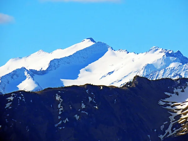 Blick Auf Die Schneebedeckten Gipfel Und Gletscher Der Schweizer Alpen — Stockfoto