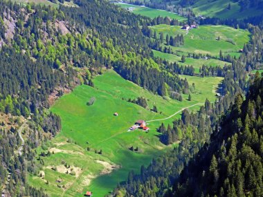 Dağların eteklerinde ve dağların eteklerindeki dağlık vadilerde Alpnach - Obwalden Kantonu, İsviçre (Kanton Obwalden, Schweiz)