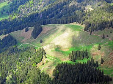 Dağların eteklerinde ve dağların eteklerindeki dağlık vadilerde Alpnach - Obwalden Kantonu, İsviçre (Kanton Obwalden, Schweiz)