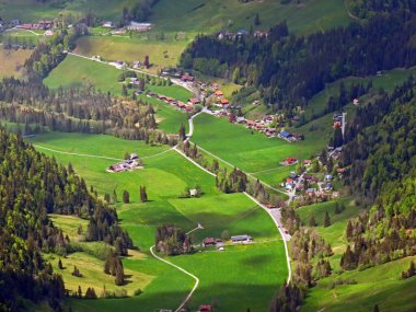 Dağların eteklerinde ve dağların eteklerindeki dağlık vadilerde Alpnach - Obwalden Kantonu, İsviçre (Kanton Obwalden, Schweiz)