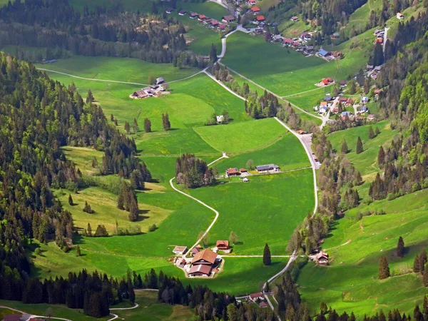 Dağların Eteklerinde Dağların Eteklerindeki Dağlık Vadilerde Alpnach Obwalden Kantonu Sviçre — Stok fotoğraf