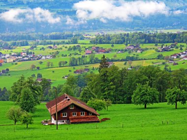 Geleneksel kırsal mimari ve aile çiftlik hayvanları Pilatus dağ kütlesi, Alpnach - Obwalden Kantonu, İsviçre (Kanton Obwalden, Schweiz)
