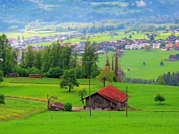Geleneksel kırsal mimari ve aile çiftlik hayvanları Pilatus dağ kütlesi, Alpnach - Obwalden Kantonu, İsviçre (Kanton Obwalden, Schweiz)