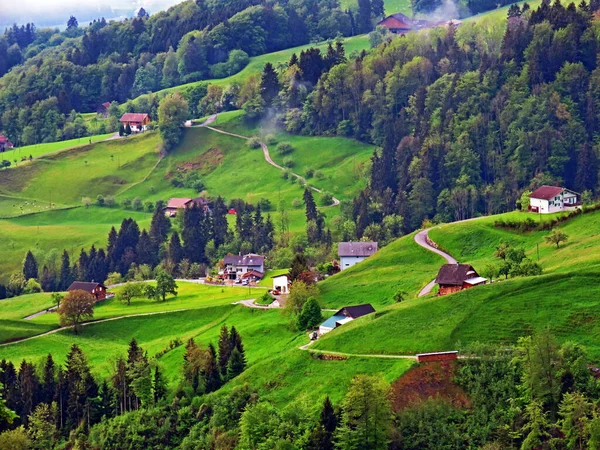 Traditionell Lantlig Arkitektur Och Familjejordbruk Sluttningarna Pilatus Bergsmassiv Alpnach Kanton — Stockfoto