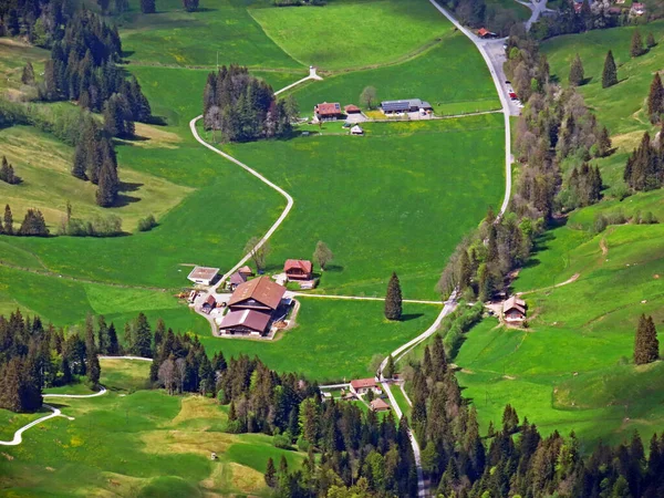 전통적 농장은 필라투스 프나흐 스위스 Kanton Obwalden Schweiz 비탈에 자리잡고 — 스톡 사진