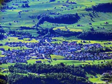 İsviçre 'nin Obwalden Kanton Kantonu (Kanton Obwalden, Schweiz) Pilatus Massif, Alpnach' tan Alpnach ve Lakes Alpnachersee arasındaki yerleşimcilerin bulunduğu verimli vadinin manzarası.)