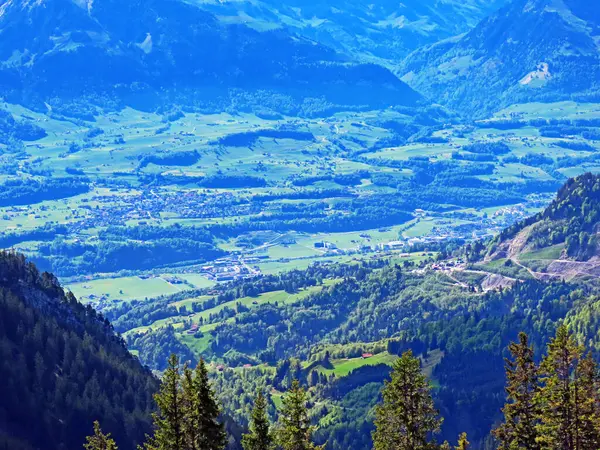 湖Alpnacherseeとピラタス大規模からSarnerseeの間の入植者と肥沃な谷の眺め Alpnach オバルデンのカントン スイス カントンObwalden スイス — ストック写真