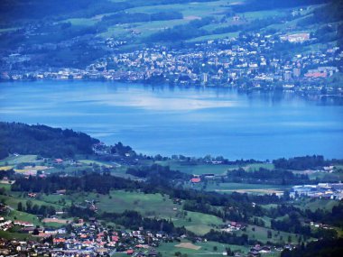 Alpnach, İsviçre 'nin Obwalden Kantonu' nda (Kanton Obwalden, Schweiz) Pilatus dağlarındaki Sempachersee Gölü manzarası)