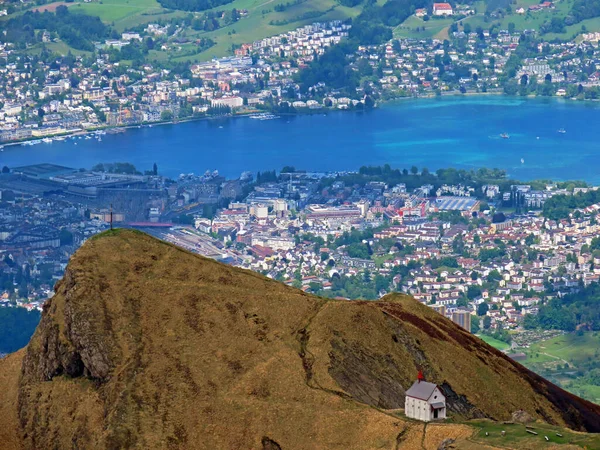 Alpejski Szczyt Klimsenhorn Górską Kaplicą Klimsenkapelle Szwajcarskim Paśmie Górskim Pilatus — Zdjęcie stockowe