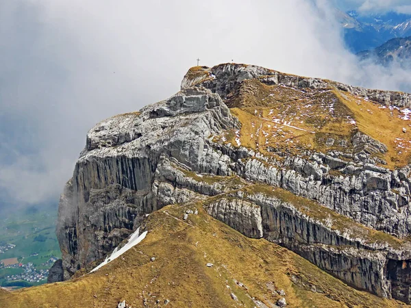 스위스의 필라투스 산맥에 산봉우리와 스위스 바이츠 알프나흐 보홀덴주에 알프나흐 — 스톡 사진