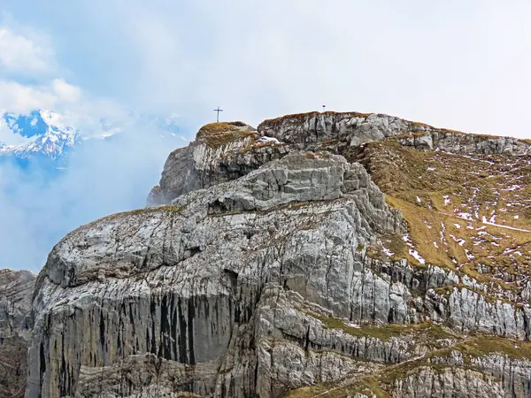 瑞士皮拉塔斯山脉和奥瓦尔登州阿尔卑斯山脉 Kanton Obwalden Schweiz 的松山峰 — 图库照片