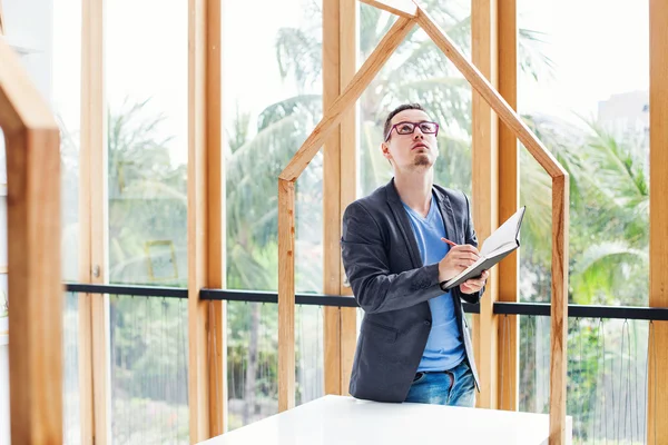 Ingeniero woth modelo de casa — Foto de Stock