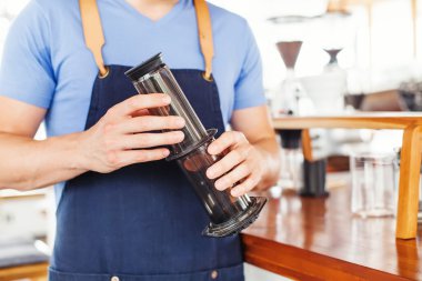 kafede aeropress kahve için tutan adam