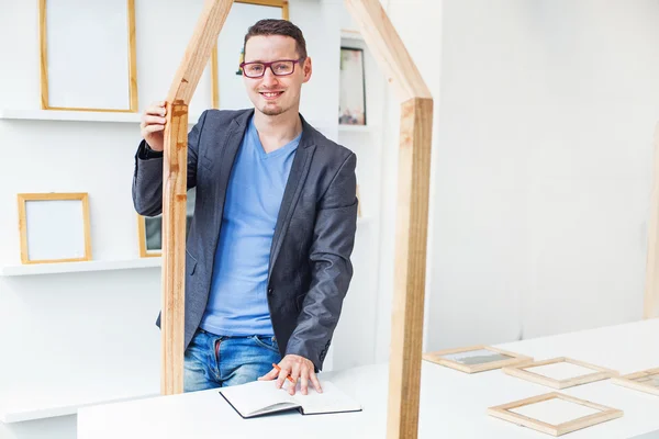 Männlicher Architekt arbeitet an Hausmodell — Stockfoto