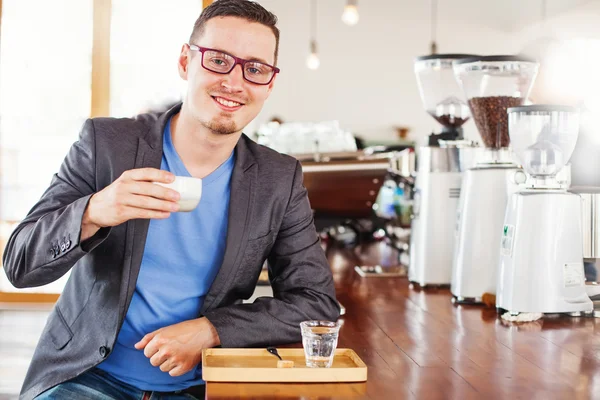 Homem desfrutando xícara de café — Fotografia de Stock