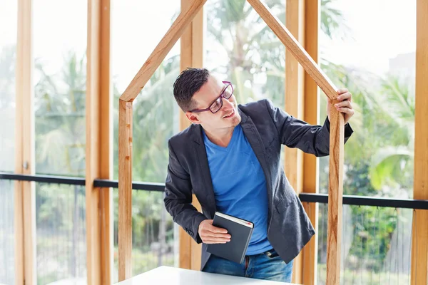 Arquitecto trabajando en modelo de casa — Foto de Stock