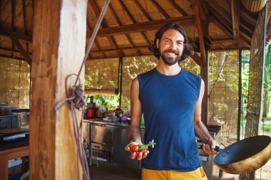 Sebze tutan genç şef 