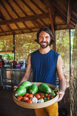 Sebze tutan genç adam