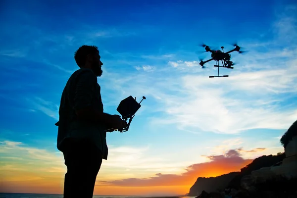 Pod drzwiami z latających dronów — Zdjęcie stockowe