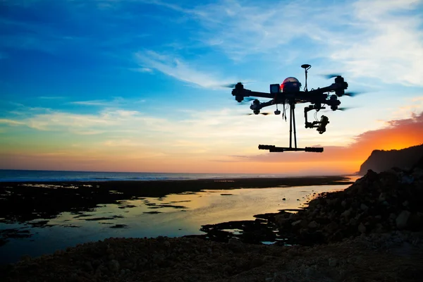 Siluet drone terhadap matahari terbenam langit — Stok Foto