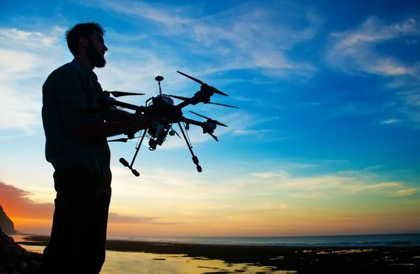 Hombre sosteniendo dron para fotografía aérea —  Fotos de Stock