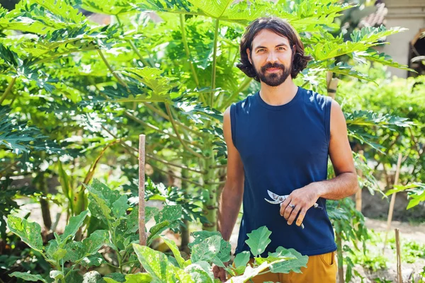 Jovem Agricultor Que Trabalha Jardim — Fotografia de Stock