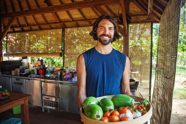 Yakışıklı Çiftçi Elinde Sepetle Mutfakta Hasat Topluyor — Stok fotoğraf