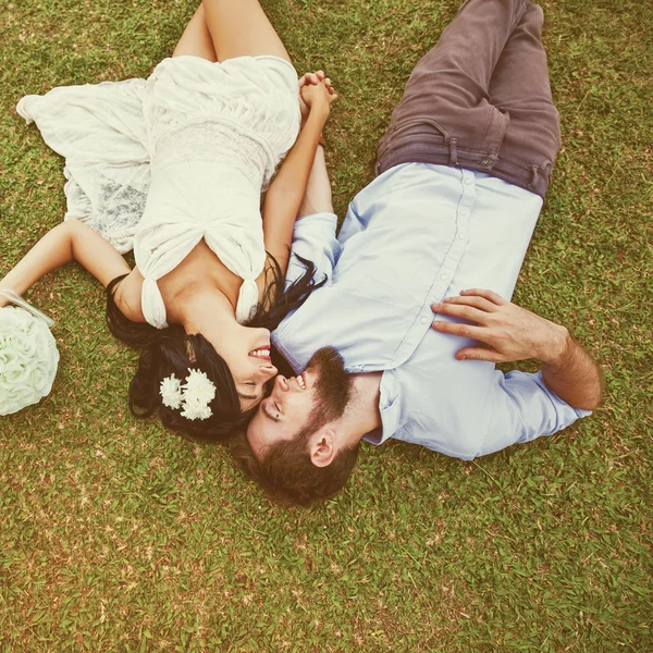 Foto de boda de pareja en la hierba — Foto de Stock