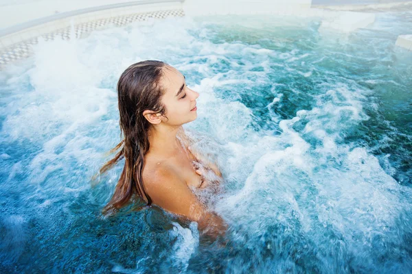 Mujer joven en la piscina —  Fotos de Stock