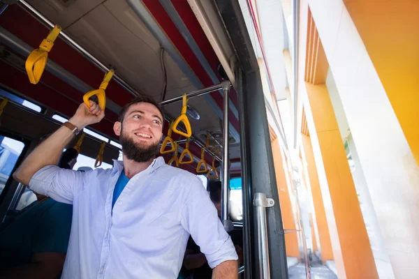 Людина подорожує як пасажир автобуса — стокове фото