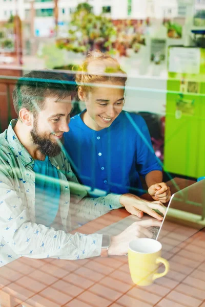 Man och kvinna som arbetar med laptop — Stockfoto