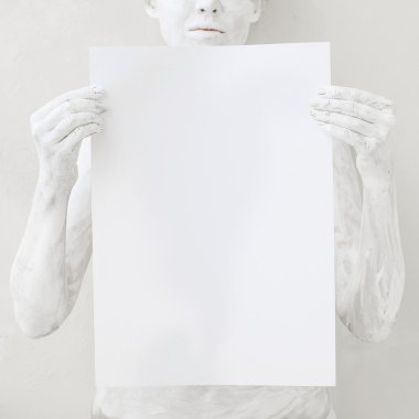 kadın holding boş beyaz poster