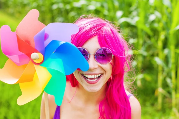Happy woman in pink wig — Stock Photo, Image