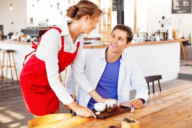 Garson servis çay istemci için  