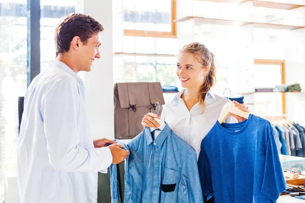 Asistente de tienda ayudando a elegir la ropa — Foto de Stock