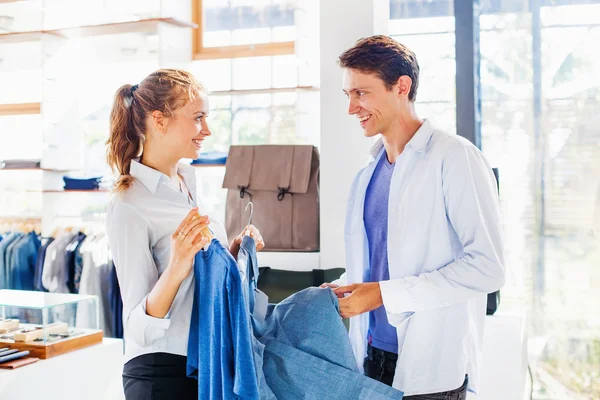 Shop assistant helping customer — Stock Photo, Image