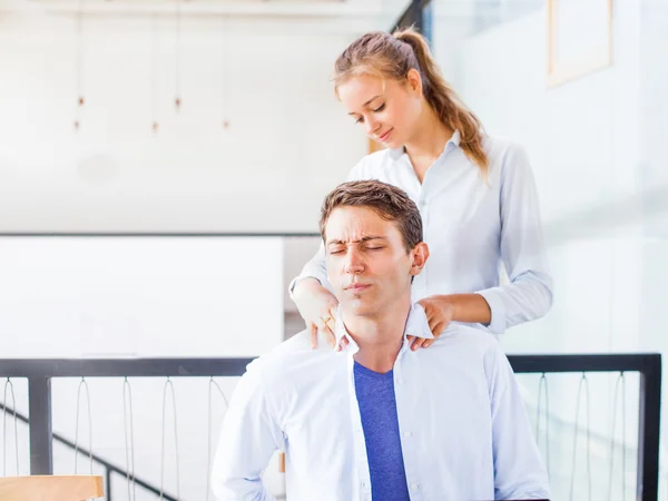 Trabalhador de escritório recebendo massagem de menina — Fotografia de Stock