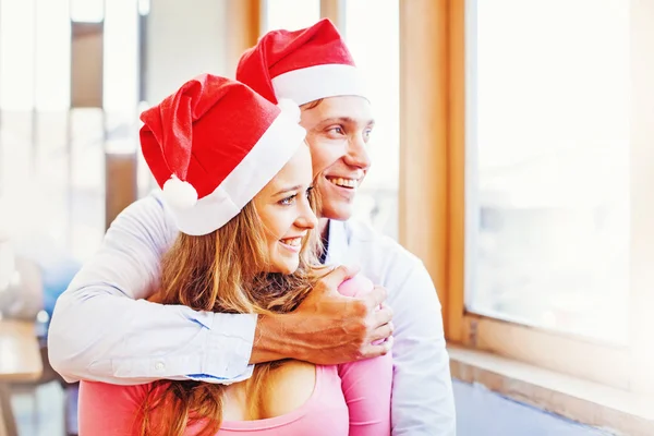 Par som bär christmas santa hattar — Stockfoto