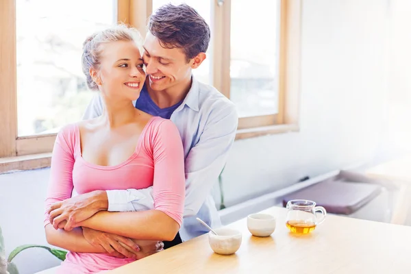 Pareja feliz bebiendo té —  Fotos de Stock