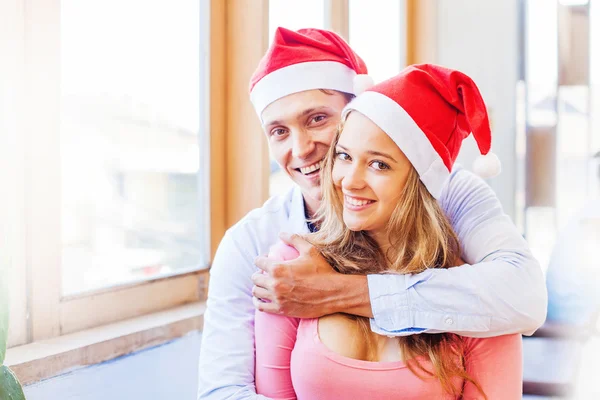 คู่รักสวมหมวกคริสต์มาสซานต้า — ภาพถ่ายสต็อก