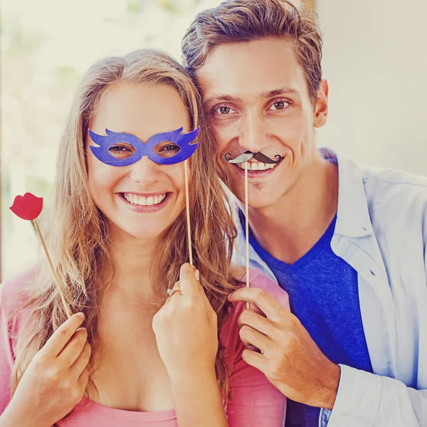 Casal posando com máscaras hipster — Fotografia de Stock
