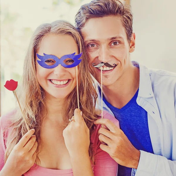 Pareja posando con máscaras hipster —  Fotos de Stock