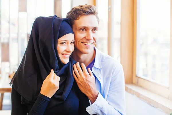 Feliz pareja musulmana — Foto de Stock