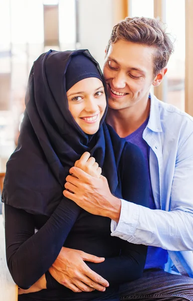 幸せなイスラム教徒の夫婦 — ストック写真