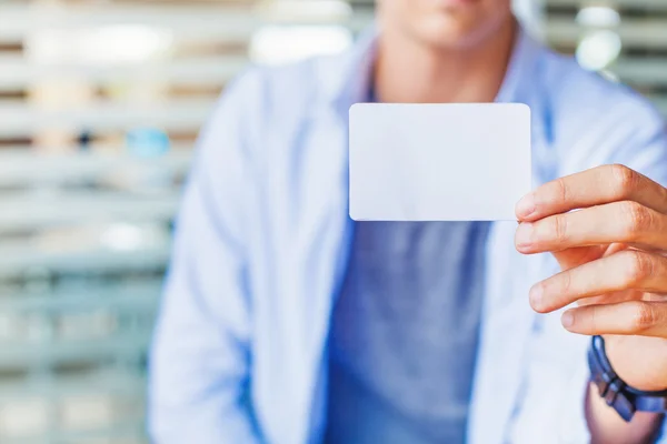 Hombre con tarjeta de visita en blanco — Foto de Stock