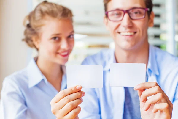 Man en vrouw met blanco kaarten — Stockfoto