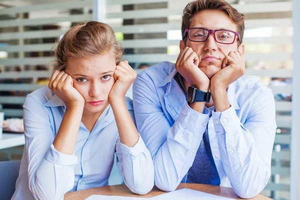 ofiste iki sıkılmış işçi