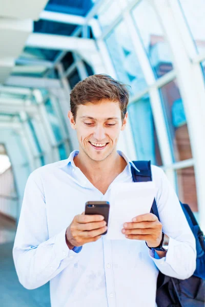 Человек в аэропорту с мобильным телефоном — стоковое фото